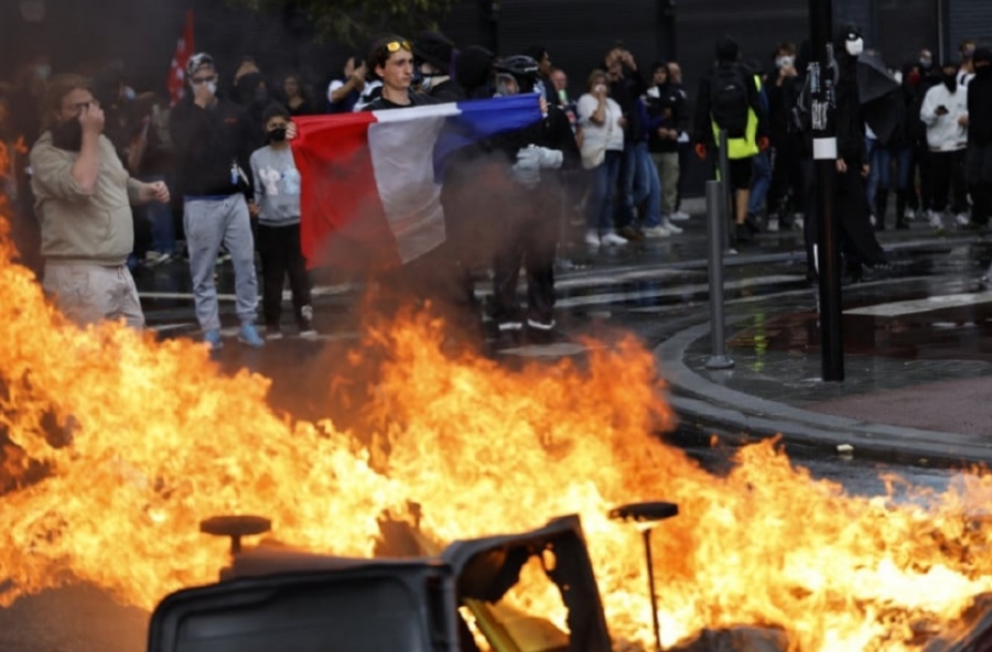 Βράζει το Παρίσι: Διαδηλωτές στη Γαλλία εξαπέλυσαν κυνηγητό «για το κεφάλι» του Macron... - Η επόμενη μέρα