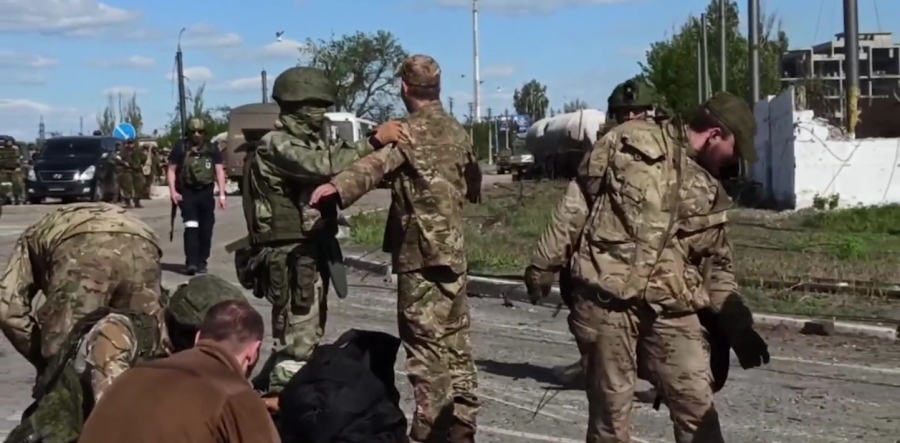  Ύψωσαν λευκή σημαία. Οι Ουκρανοί στρατιώτες παραδίδονται μαζικά στους Ρώσους…μέσω ειδικής ραδιοσυχνότητας.