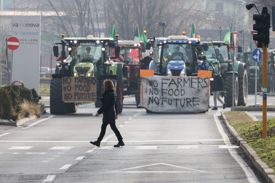Ξεκίνησαν τα μπλόκα και στην Ιταλία – Αγρότες έκλεισαν τα διόδια στη Brescia