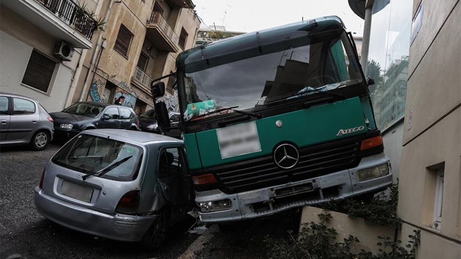 Τροχαίο στο κέντρο της Αθήνας: Φορτηγό «έφυγε» στην κατηφόρα, παρέσυρε αυτοκίνητο και έπεσε σε τοίχο
