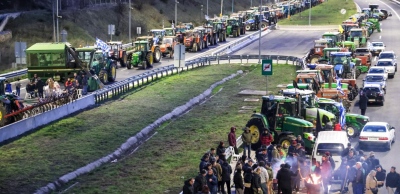 Διαβουλεύσεις σε Μαξίμου και μπλόκα για τη συνάντηση της Τρίτης 13/1 – Τι συζητούν οι δυο πλευρές, αποκλιμάκωση στα μπλόκα όλης της χώρας