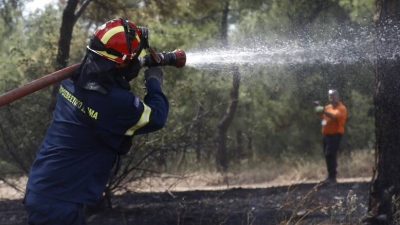 Φωτιά στον Κάλαμο: Ενισχύονται οι δυνάμεις της Πυροσβεστικής - Έκλεισαν δρόμοι