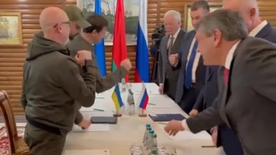 Βίντεο: Οι χειραψίες, τα αμήχανα χαμόγελα Ουκρανών - Ρώσων στο τραπέζι των κρίσιμων διαπραγματεύσεων
