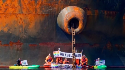 Ακτιβιστές της Greenpeace αλυσοδέθηκαν σε ρωσικό πετρελαιοφόρο