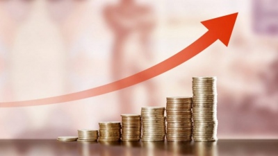 Κορυφαίοι οικονομολόγοι συμφωνούν: Τα επιτόκια θα παραμείνουν υψηλά για μεγαλύτερο χρονικό διάστημα