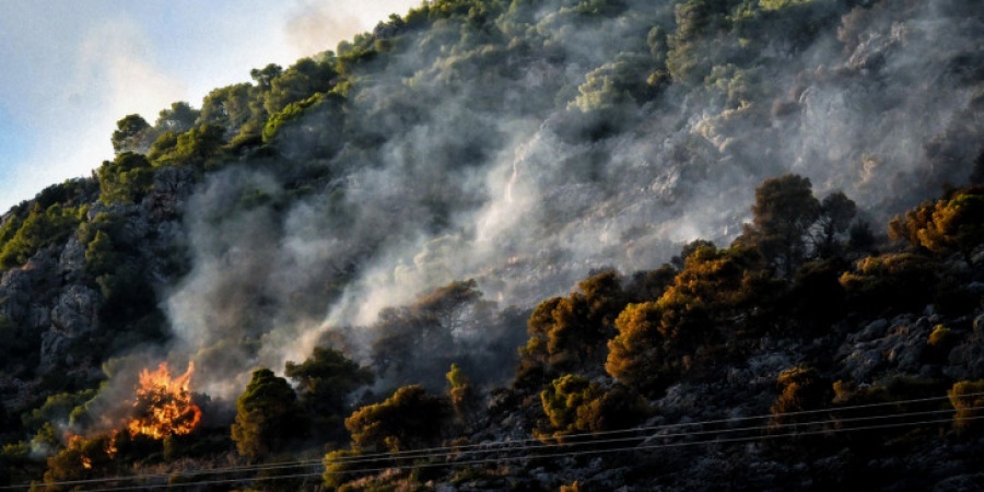 Μάχη με τις φλόγες για δεύτερη μέρα στο Λουτράκι - Συνεχίζονται οι προσπάθειες κατάσβεσης