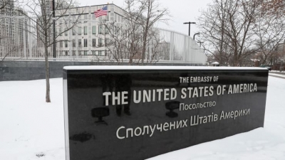 Κλείνουν την πρεσβεία στο Κίεβο οι ΗΠΑ - Σε συνομιλίες Μόσχα και ΟΑΣΕ, σε πανικό οι Ουκρανοί