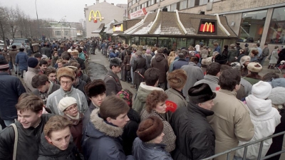 Τέλος εποχής: Τεράστιες ουρές στη Ρωσία για ένα τελευταίο Big Mac - Αποχωρούν μετά από 30 χρόνια τα McDonald’s