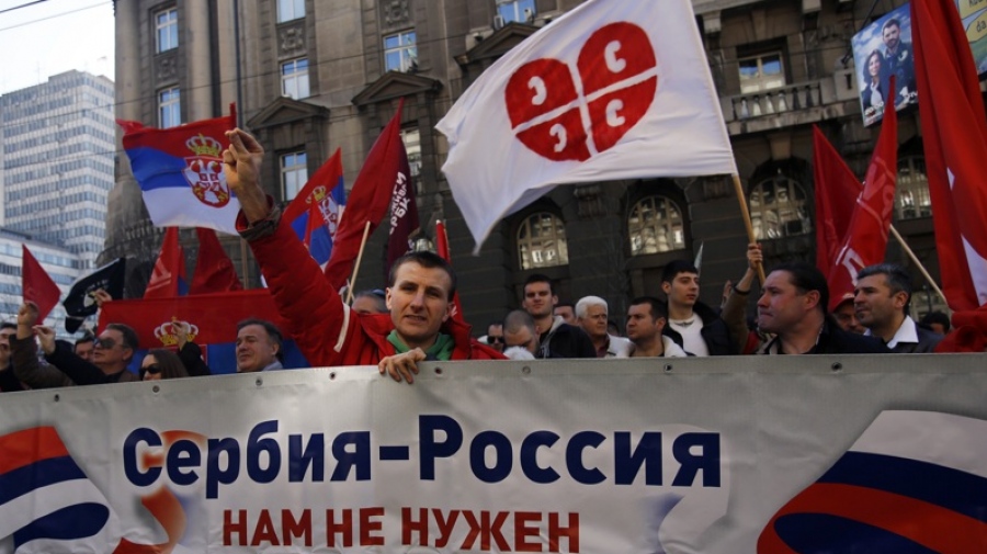 Μεγάλη διαδήλωση στο Βελιγράδι κατά της επίσκεψης Zelensky – Ρωσικές σημαίες και πορτρέτα Putin