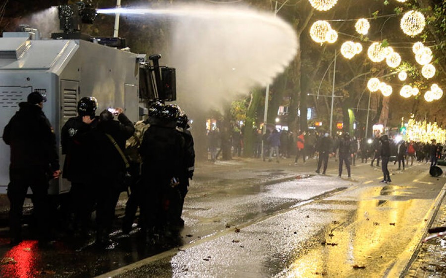 Αλβανία: Συγκρούσεις και δακρυγόνα στη διαδήλωση για το θάνατο 25χρονου από αστυνομικό