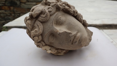 Ανασκαφή Φιλίππων: Κεφαλή αγάλματος που πιθανότατα ανήκει στον θεό Απόλλωνα έφερε στο φως η αρχαιολογική σκαπάνη