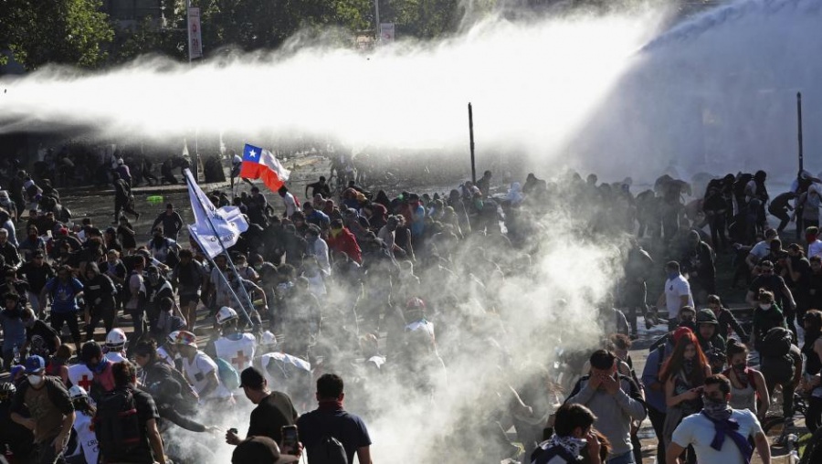 Χιλή: Μαζικές διαδηλώσεις παρά το πακέτο κοινωνικών μέτρων του προέδρου Pinera – Στους 18 οι νεκροί