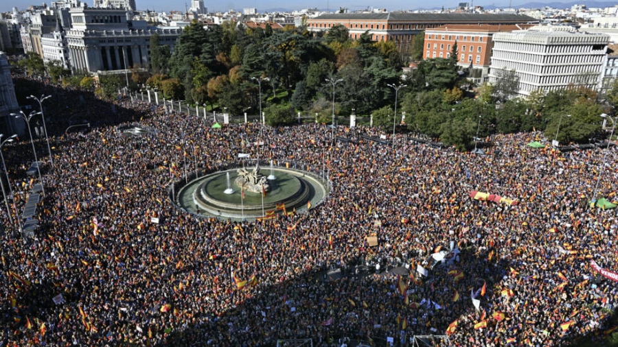 Χιλιάδες Ισπανοί διαδηλώνουν στους δρόμους της Μαδρίτης, κατά του νόμου χορήγησης αμνηστίας στους Καταλανούς αυτονομιστές