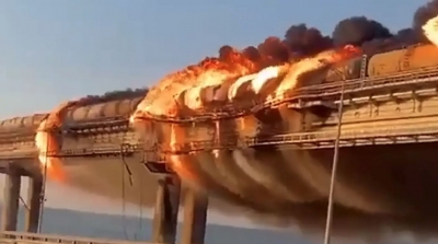 Ουκρανία: Παγιδευμένο με εκρηκτικά όχημα προκάλεσε την πυρκαγιά στη γέφυρα της Κριμαίας