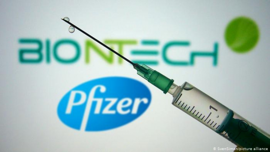Το ρίσκο που πήρε η Pfizer και ξεπέρασε τις τρεις μεγαλύτερες φαρμακευτικές του κόσμου στη μάχη κατά του Covid 19