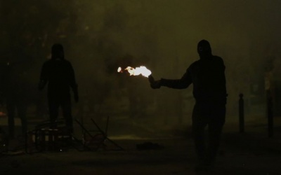 Βροχή μολότοφ κατά αστυνομικών στο Πολυτεχνείο