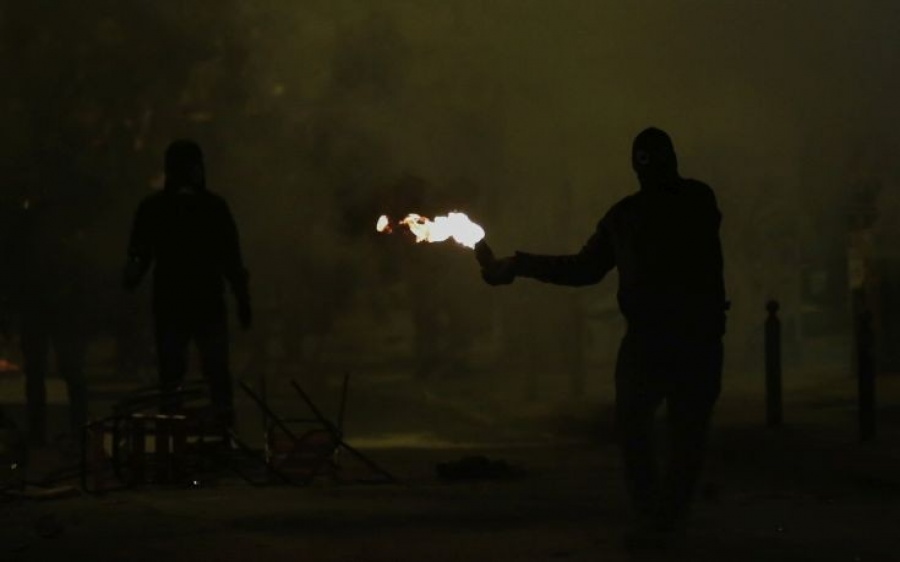 Βροχή μολότοφ κατά αστυνομικών στο Πολυτεχνείο