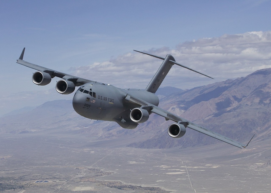 Αμερικανικό στρατιωτικό C-17A Globemaster III πάνω από τα ΗΑΕ – Πιθανή η μεταφορά αλεξιπτωτιστών για επιχείρηση στο Ιράν