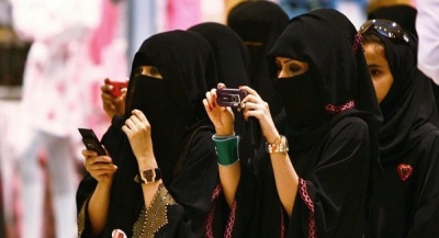 Σαουδική Αραβία: Για να ανεβάσει τον τουρισμό, ανεβάζει το… ρέλι στα γυναικεία φουστάνια