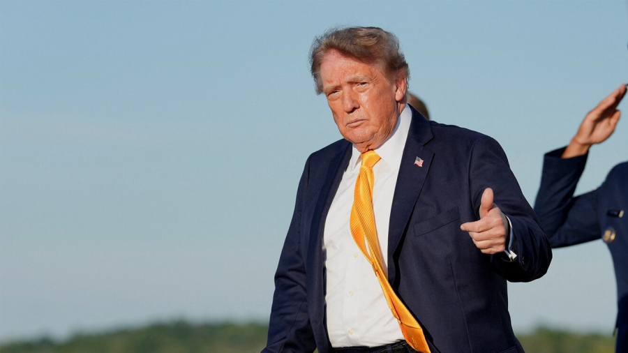 Έπος: Ο Trump εμφανίστηκε για πρώτη φορά με... κομοδινί μαλλιά..  εγκατέλειψε το πορτοκαλί - «Μοιάζει με τον Pierce Brosnan»