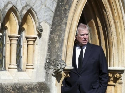 Ο βασιλιάς Κάρολος «πέταξε στον δρόμο» τον αδελφό του Ανδρέα – Έξαλλος από φωτογραφίες-σοκ με τον Epstein και όργια στο Buckingham