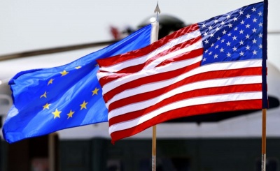 Οι ΗΠΑ πιέζουν για «τάχιστη πρόοδο» στις εμπορικές συνομιλίες με την ΕΕ, μετά τη συνάντηση Trump - Juncker