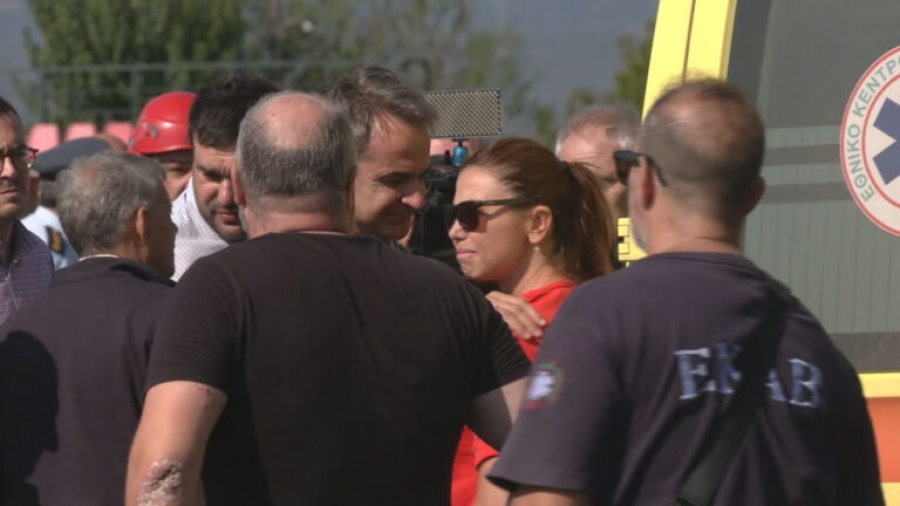 Στις πληγείσες περιοχές της Θεσσαλίας ο Μητσοτάκης – Συνομίλησε με πλημμυροπαθείς