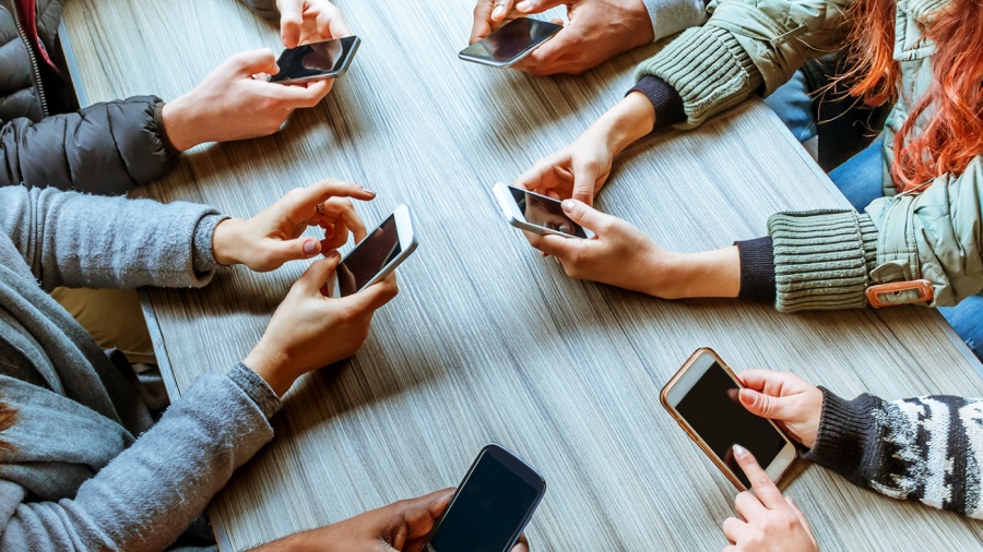 Αποκάλυψη - Οι μεγιστάνες της τεχνολογίας καταστρέφουν τις ανθρώπινες σχέσεις - Ο κίνδυνος των ψηφιακών «φίλων»