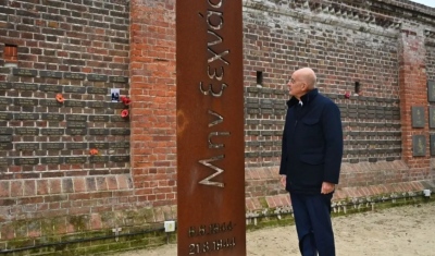 Στο Μνημειακό Τείχος της Νορμανδίας ο Δένδιας - Κατέθεσε στεφάνι προς τιμήν της ελληνικής κορβέτας