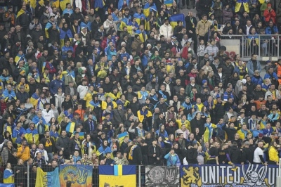 Ουκρανοί άπλωσαν σημαία στο Euro που έγραφε «Zelensky κάνε εκλογές» - Οι Γερμανοί διοργανωτές έσπευσαν να την κατεβάσουν