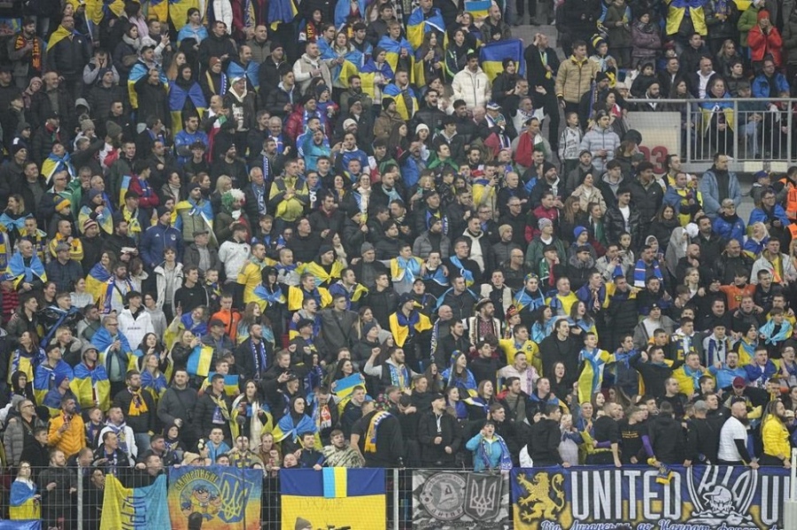 Ουκρανοί άπλωσαν σημαία στο Euro που έγραφε «Zelensky κάνε εκλογές» - Οι Γερμανοί διοργανωτές έσπευσαν να την κατεβάσουν