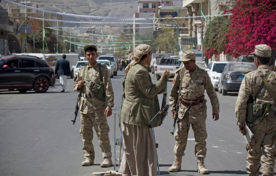 Houthi: Επιβεβαιώνουμε την επίθεση στα ισραηλινά πλοία στο στενό Bab al-Mandeb