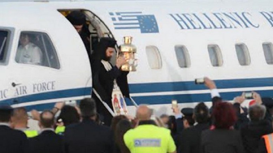 Στο στρατιωτικό αεροδρόμιο της Ελευσίνας στις 18:30 η άφιξη του Άγιου Φωτός