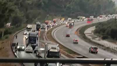 Κυκλοφοριακό χάος στην Εθνική - Κλειστή προς Αθήνα στο ύψος του Αιγίου λόγω κατολίσθησης - Ακινητοποιημένα οχήματα