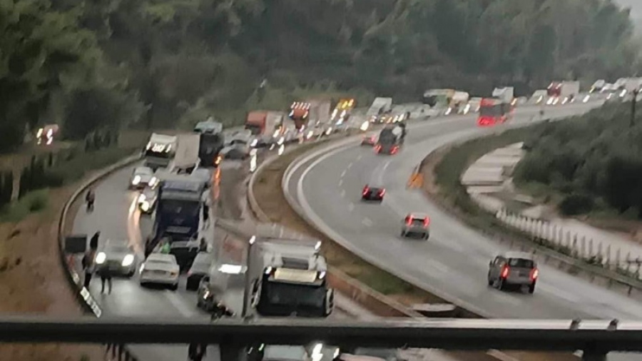 Κυκλοφοριακό χάος στην Εθνική - Κλειστό το ρεύμα προς Αθήνα στο ύψος του Αιγίου λόγω κατολίσθησης - Ακινητοποιημένα οχήματα