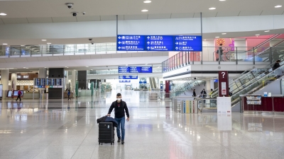 Περιορισμοί στα ταξίδια της ΕΕ σε ζώνες “σκούρου κόκκινου”