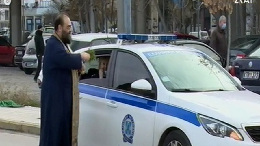 Θεοφάνεια - Θεσσαλονίκη: Παπάς ραντίζει με αγιασμό τα περιπολικά της ΕΛ.ΑΣ - Αστυνομικοί του φιλάνε το χέρι