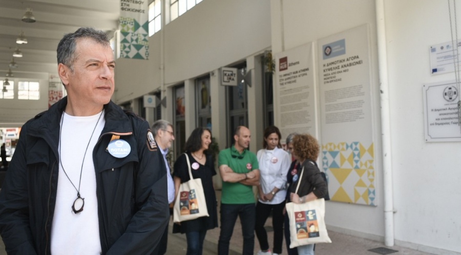 Σε γειτονιές της Αθήνας ο Θεοδωράκης: Οι 'Ελληνες πρέπει να πάνε να ψηφίσουν αύριο