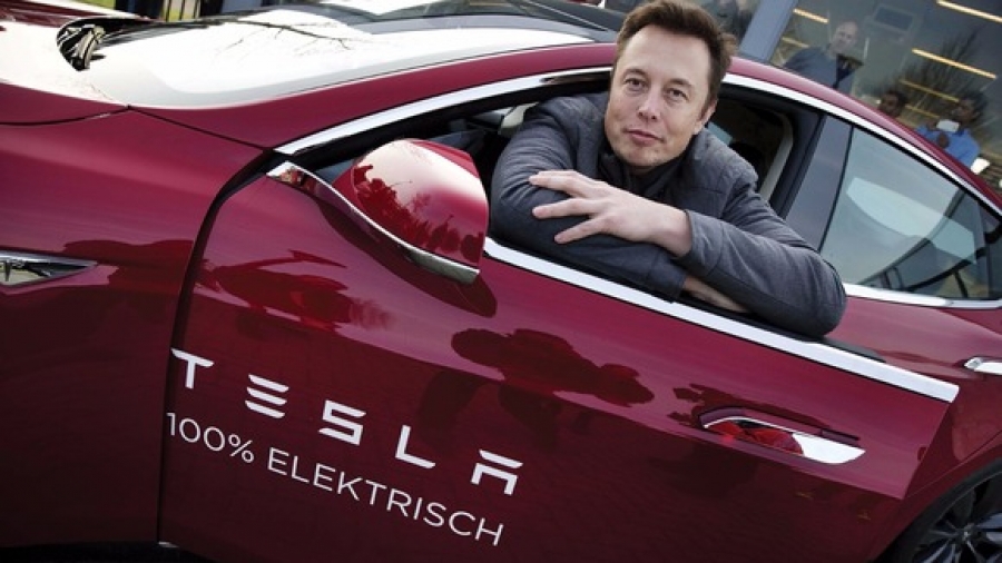 Η Tesla ανακαλεί 7.600 οχήματα μοντέλων S and X για πιθανά προβλήματα ασφαλείας στους αερόσακους