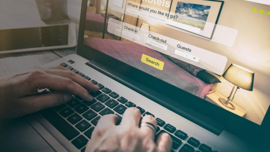 Γιατί ισχύουν διαφορετικές τιμές στις διαδικτυακές κρατήσεις για διακοπές