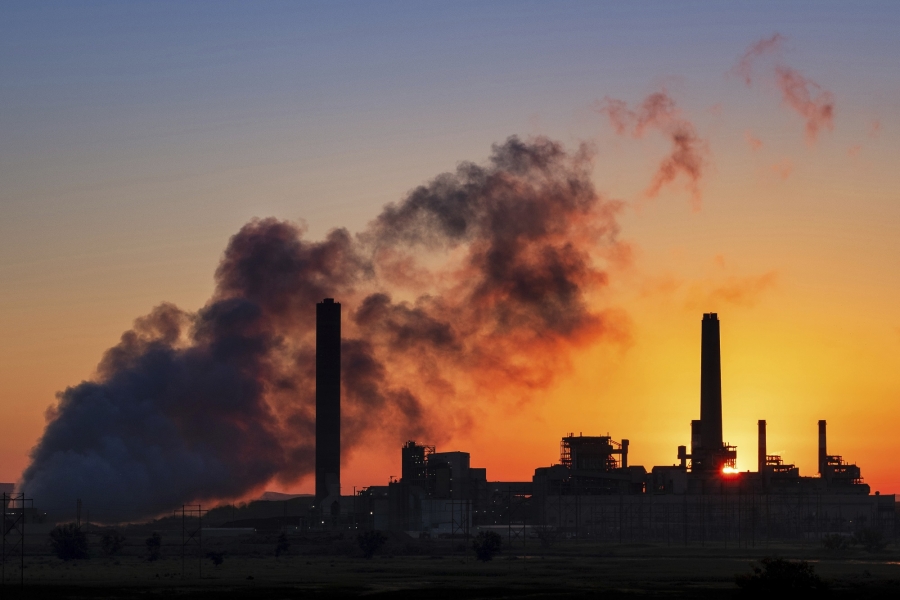 Oilprice: Η παραγωγή ενέργειας από άνθρακα πέφτει, παρά την ενεργειακή κρίση