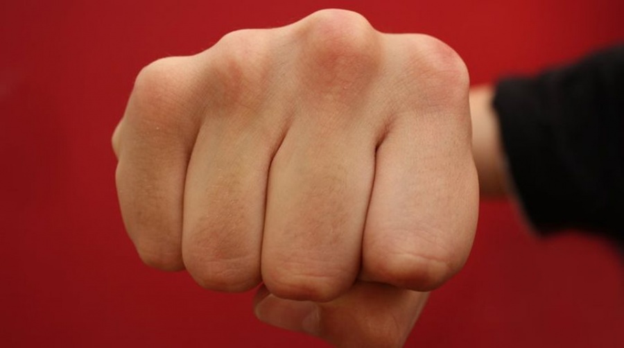 Απίστευτο - «Έπαιξαν» ξύλο (κυριολεκτικά) ο Πρόεδρος με τον CEO τράπεζας