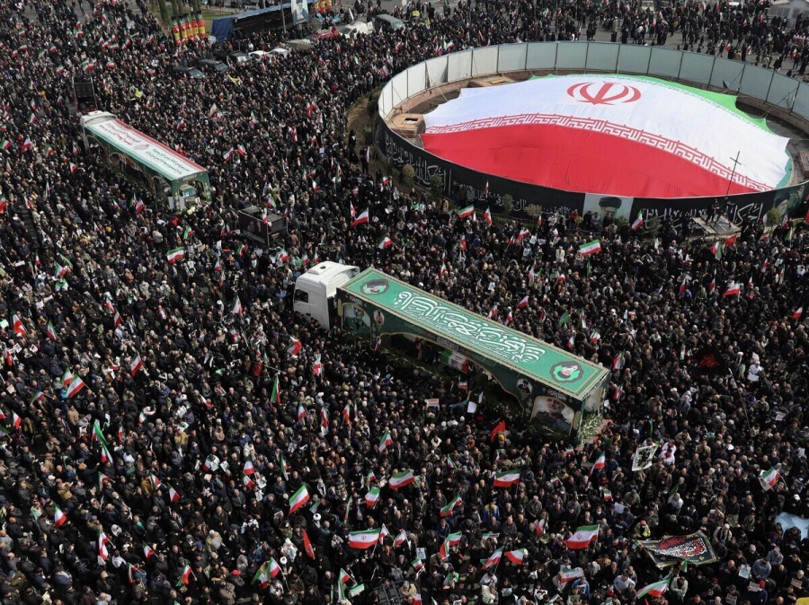 Λαοθάλασσα στην Τεχεράνη για τις κηδείες υψηλόβαθμων Ιρανών αξιωματούχων και διοικητών