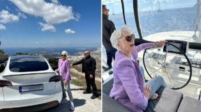 Στη Σαντορίνη η μητέρα του Elon Musk Βόλτες με κότερο και αυτοκίνητο Tesla
