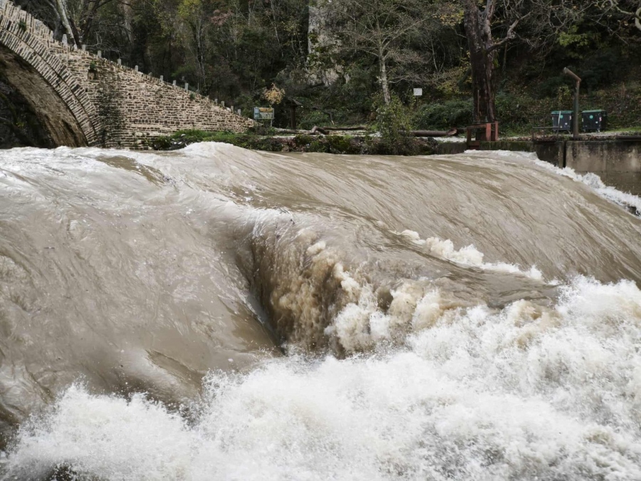 Σαρωτική επέλαση της κακοκαιρίας σε Ήπειρο και Καστοριά – Απαγόρευση κατανάλωσης πόσιμου νερού από την υπερχείλιση του Αλιάκμονα