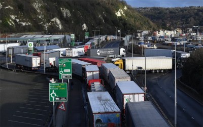 Βρετανία - Κορωνοϊός: Χριστούγεννα μέσα στα φορτηγά τους κάνουν οι αποκλεισμένοι οδηγοί