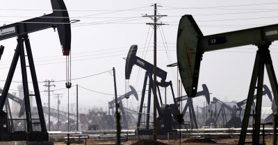 Οριακές απώλειες για το πετρέλαιο παρά την υποχώρηση των αμερικανικών αποθεμάτων