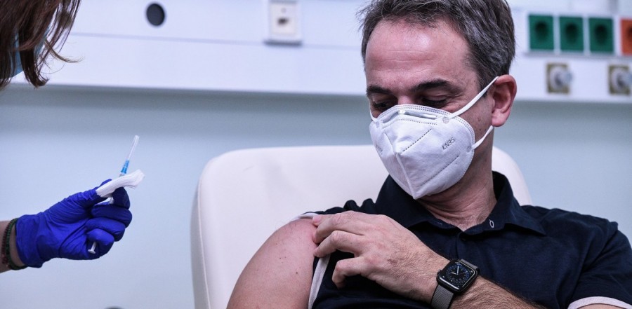 Κορωνοϊός: Νοσηλεύτρια απαντά στους συνωμοσιολόγους για τον «ορό στο φιαλίδιο» στο εμβόλιο του Μητσοτάκη