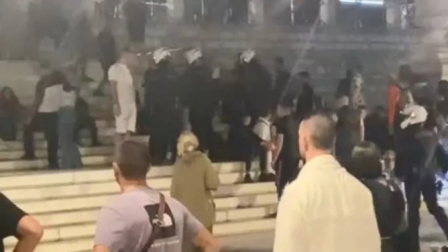 Είκοσι Παλαιστίνιοι στο Σύνταγμα άνοιξαν σημαία και έβγαζαν φωτογραφίες με όπλο - Τρεις προσαγωγές