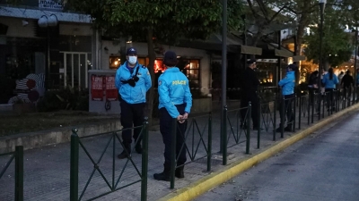 «Μπλόκα» σε Αγίου Γεωργίου και Βεάκη από την αστυνομία για να την αποφυγή νέων κορωνοπάρτι